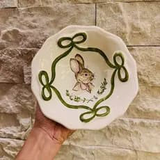 Bowl Cerâmica Coelho Charlotte com Laço Verde Pintado à Mão Luiz Salvador 15cm