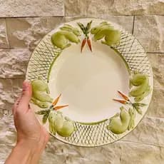 Prato Raso Cerâmica Coelho em Relevo Verde Pintado à Mão Luiz Salvador 27cm