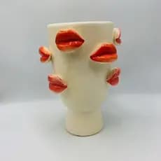 Vaso Decorativo de Cerâmica Face com Aplicações de Bocas 17,3x24cm
