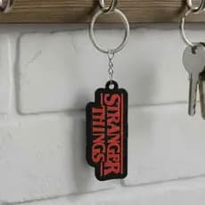 CHAVEIRO STRANGER THINGS Logo Netflix | Acessório Mochila Bolsa Geek Retrô Anos 80 | Presente Fã Colecionáveis