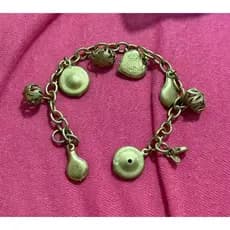 Pulseira Vintage de Berloques – Corrente com Pingentes Antigos Estilo Retrô, Acessório Feminino, bazar, brechó, desapego