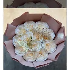 Buquê de cetim, buquê de rosas eternas brancas com borboleta e coroa