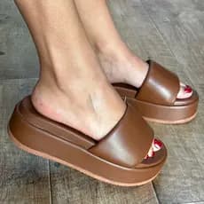 Sandália Papete Feminina Tratorada Plataforma Alta da Moda Tendência 2025 gringa