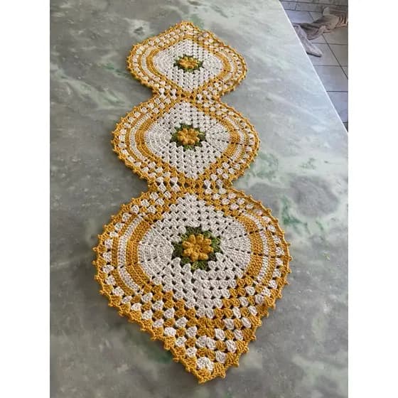 trilho de mesa folha caminho de mesa de crochê ( 108 x 36 aproximadamente)