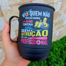 Caneca de aluminio personalizada com tirante - Quem não tem as manha - Caneca Alumínio Tirante - Copos Personalizados