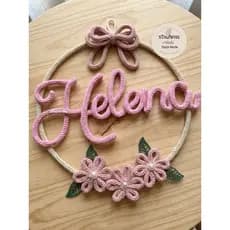 aTaliArtes - Enfeite de porta maternidade personalizado menina Laço mor e flores em tricotin