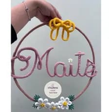aTaliArtes - Guirlanda Laço com margaridas em tricotin - Porta maternidade margaridas