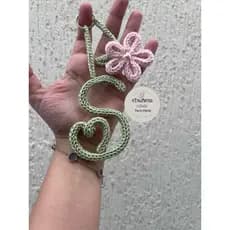 aTaliArtes - Chaveiro Letra + flor ou laço em tricotin - Chaveiro presente feminino