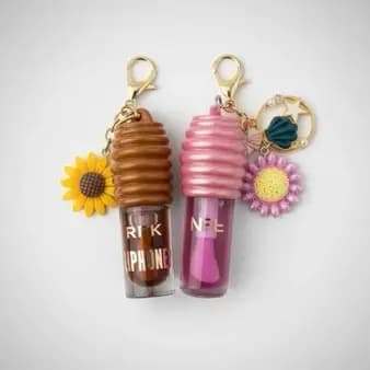 2 LIP GLOSS MEL E MORANGO OU MARSHMELLOW COM CHAVEIROS VARIADOS