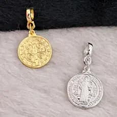 Berloque Medalha São Bento Dourado ou Prata Pingente Proteção Espiritual Pulseira ou Corrente Ouro