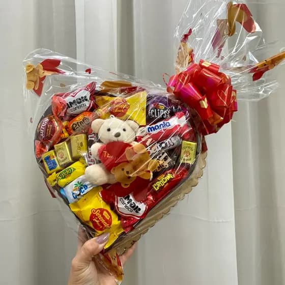 Cesta de Chocolate em formato de Coração para Presentear no Dia dos Namorados e Aniversário