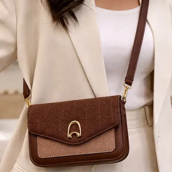 Bolsa Transversal Feminina Catarina Pequena com Alça Ajustável e Fecho Dourado