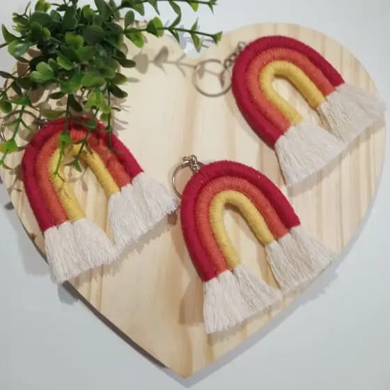 Chaveiro arco-íris em Macramê para Lembraças casamento aniversaria formatura