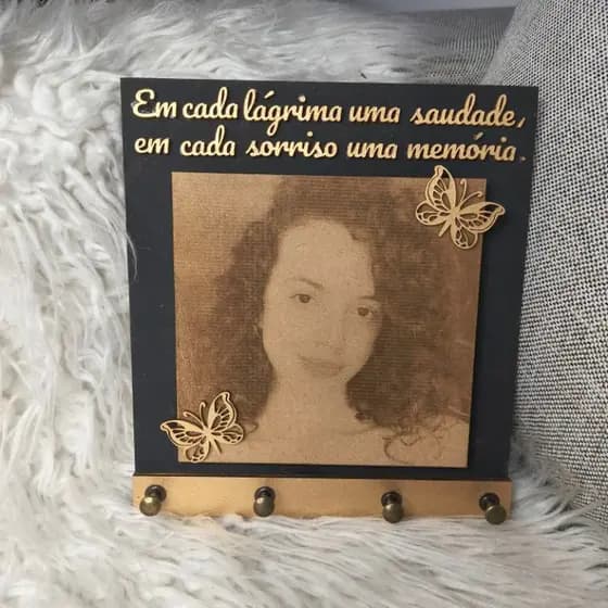 Porta Chaves Personalizado MDF com Foto Gravada e Frase - Presente Criativo e Memorial com 4 Ganchos