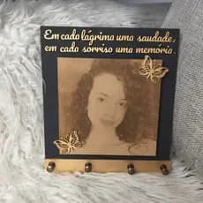 Porta Chaves Personalizado MDF com Foto Gravada e Frase - Presente Criativo e Memorial com 4 Ganchos
