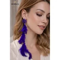 Brinco filtro dos sonhos roxo com penas, leve e estiloso. Traz proteção, beleza e um toque boho único.