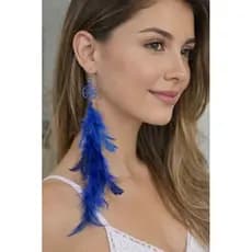 Brinco estilo filtro dos sonhos com penas coloridas. Leve, moderno e perfeito para um look boho cheio de personalidade.