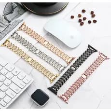 Pulseira elegante e robusta em aço inoxidável para Apple Watch com detalhes em diamante.