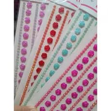 Até 3 Cartelas de Adesivo Flor com strass.