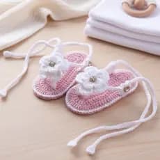 Sandália Estilosa De Crochê Feminina Pra Bebê De Amarração Com Detalhes em Strass e flor Pra menina
