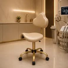 Mocho Sela Couríssimo Perolizado Com Encosto Regulável Base Dourada Giratória para Clinicas, Medicos, Estética, Dentista