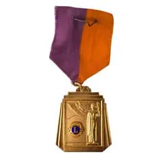 Bela medalha do Lions Club em metal com logo esmaltada - art decô