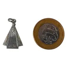Bela medalha em metal prateado de Nossa Senhora Aparecida