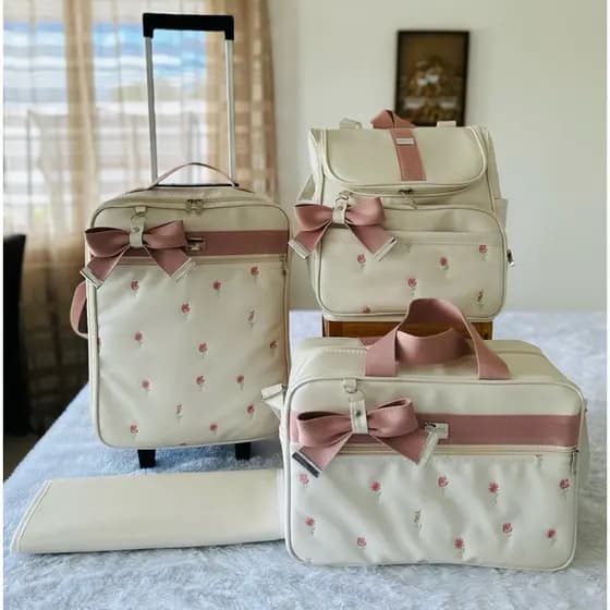 kit de bolsas de maternidade com mala de rodinha e mochila 2 em um pérola com flores e faixa rose