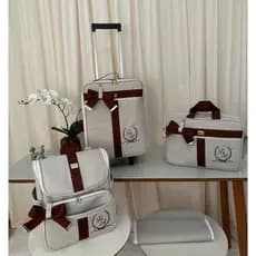 kit de bolsas de maternidade com mala de rodinha e mochila 2 em um bege com faixa marrom