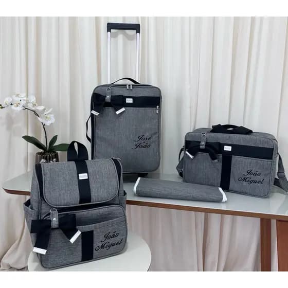 kit de bolsa de maternidade com mala de rodinha e mochila dois em um  cinza com faixa preta.