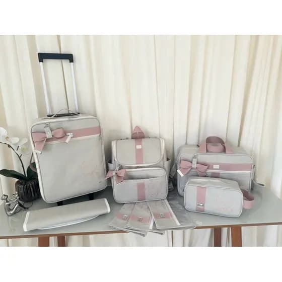kit de bolsa de maternidade com mala de rodinha bege com faixa rosé .