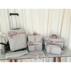 kit de bolsa de maternidade com mala de rodinha bege com faixa rosé .