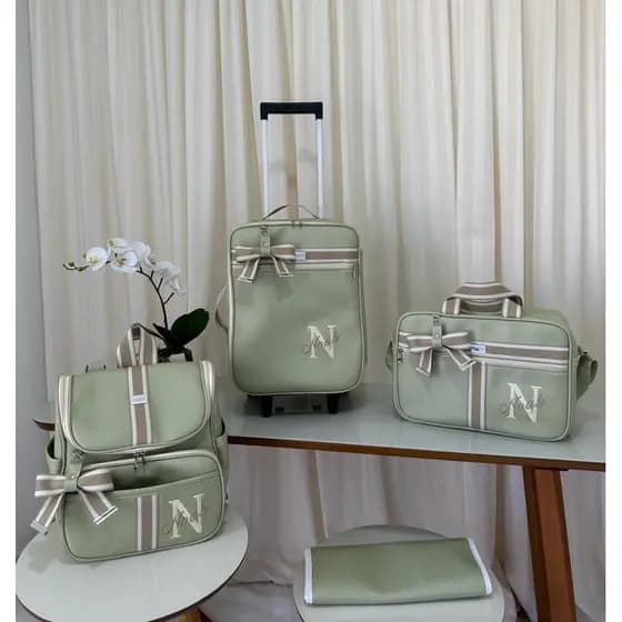 kit de bolsas de maternidade com mala de rodinha e mochila 2 em um verde com faixa bege listrada2