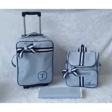 kit de bolsas de maternidade mala de rodinha e mochila azul bebê com faixa azul marinho com branco