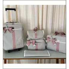 kit de bolsas de maternidade com mala de rodinha e mochila 2 em um bege  com faixa rosê