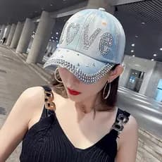 Boné Feminino Adulto LOVE tecido jeans, aplicacação dos detalhes em tachas brilhantes. Possui regulagem de tamanho!