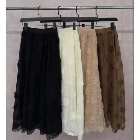 Saia mídi renda com floral 3D elegante e super clássica para qualquer ocasiões e te ajudar a montar looks estilosos