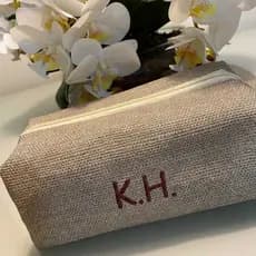 4 a 10  Necessaires Personalizada Bordada, com forro Box Luxo Grande tamanho 22x11x9cm Brinde