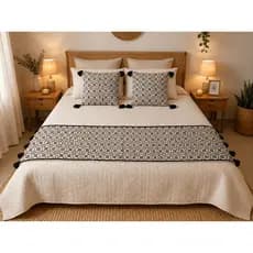 Kit Peseira de Cama + 2 Capas de Almofada Boho Premium com Pompom | Zuri Decor