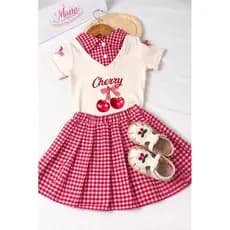 Conjunto infantil saia plicada xadrez e blusa de manga estampa cereja com gola xadrez