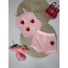Conjunto blusa e short infantil de renda com estampa de morango