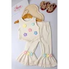 Conjunto calça flare e top bainha franzida e flor chifron