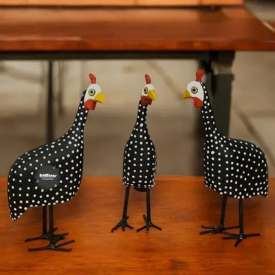 Trio de galinhas simples pequena em madeira decorativa angolas pintado a mão