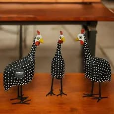 Trio de galinhas simples pequena em madeira decorativa angolas pintado a mão