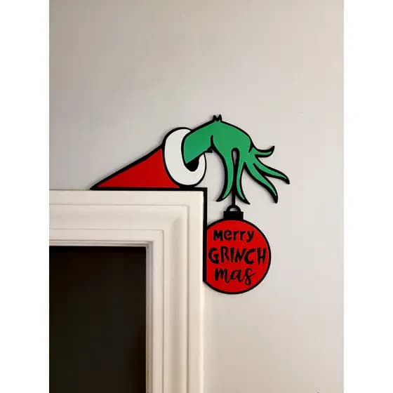 Enfeite de Natal Grinch “Merry Grinchmas” – Decoração Divertida de Parede ou Porta