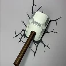 Martelo Do Thor Cravado na Parede Efeito Rachadura Decoração Geek