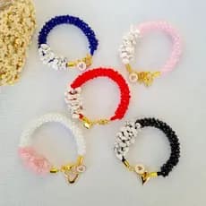 Pulseira da moda com cristais, detalhe em pedras, fechos e pingentes dourados.