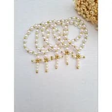 Kit com 5 Mini Terço de Pulso em pérolas feito à mão para lembrancinha batizado.