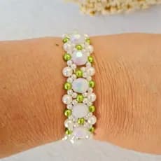 Pulseira em elástico com pérolas. Disponível em várias cores.