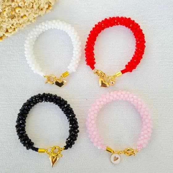 Pulseira da moda em cristais com acabamento em peças douradas.